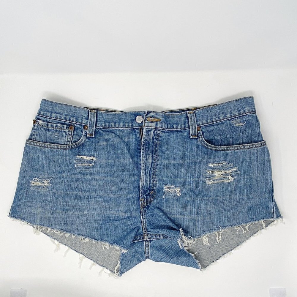 LEVI'S | Distressed Denim Cut-Off Shorts